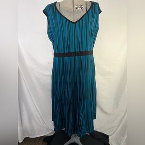 Avon Womens Large V Neck Dress Green/Black Stripe Knee Length Lg Pleats